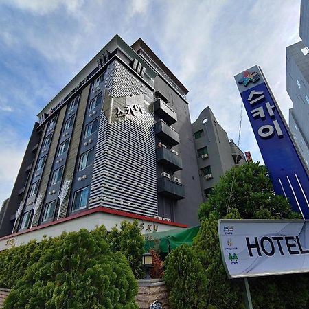 Sky Hotel Чханвон Экстерьер фото