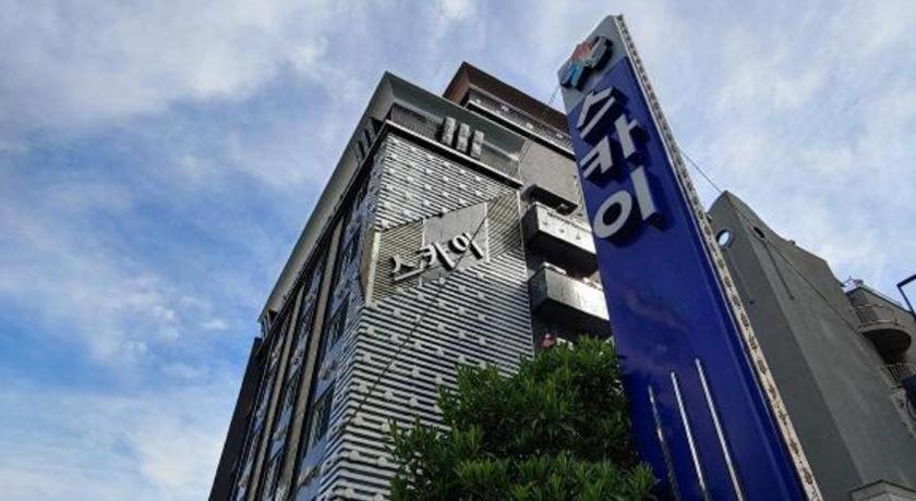 Sky Hotel Чханвон Экстерьер фото