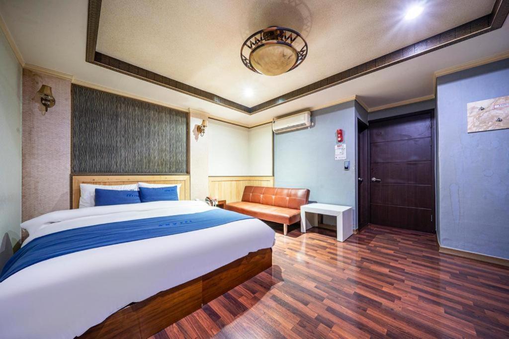 Sky Hotel Чханвон Экстерьер фото
