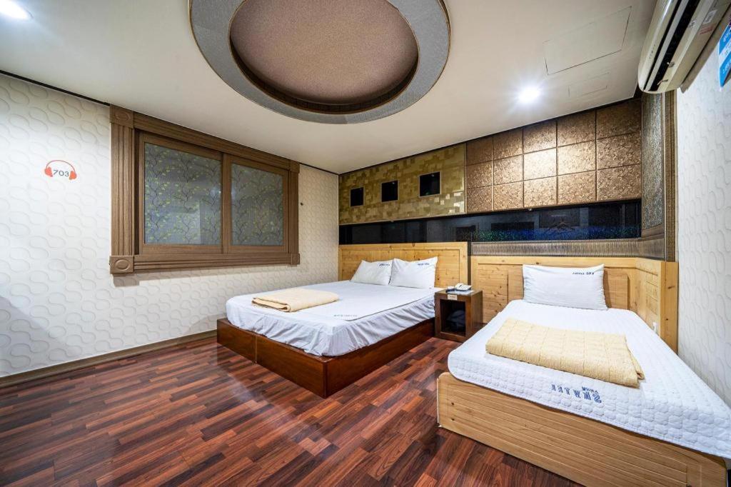 Sky Hotel Чханвон Экстерьер фото