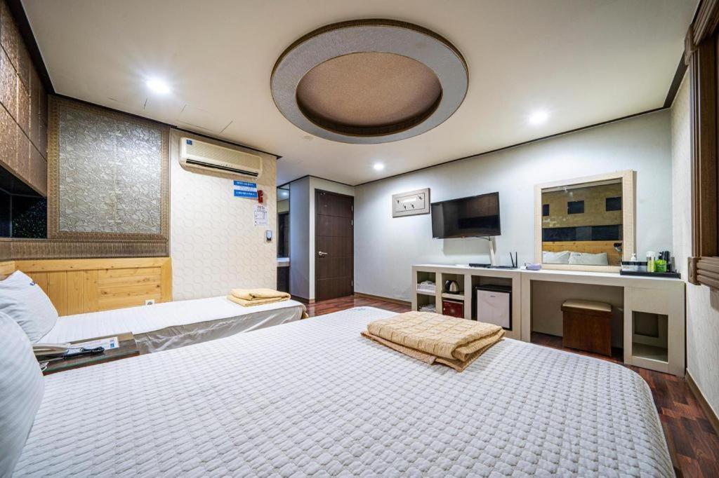 Sky Hotel Чханвон Экстерьер фото