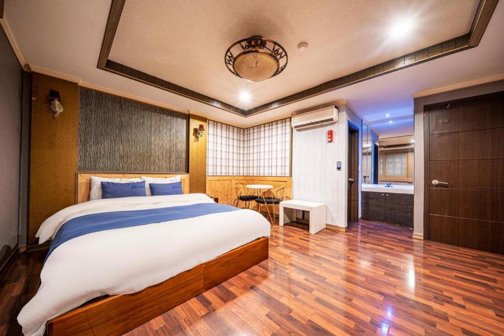 Sky Hotel Чханвон Экстерьер фото