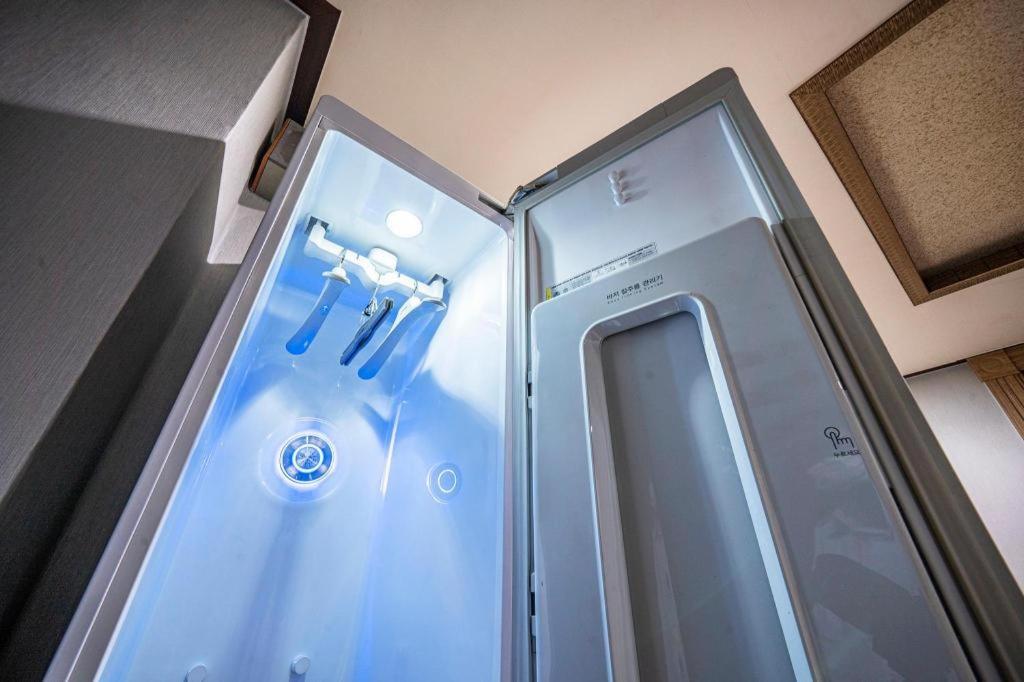 Sky Hotel Чханвон Экстерьер фото