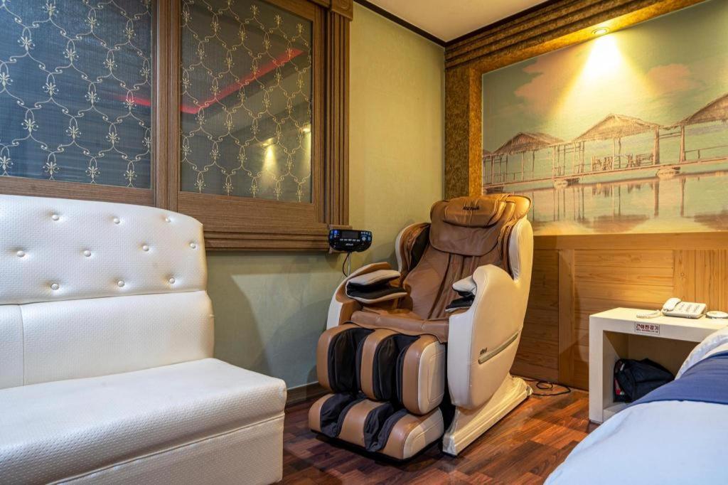 Sky Hotel Чханвон Экстерьер фото