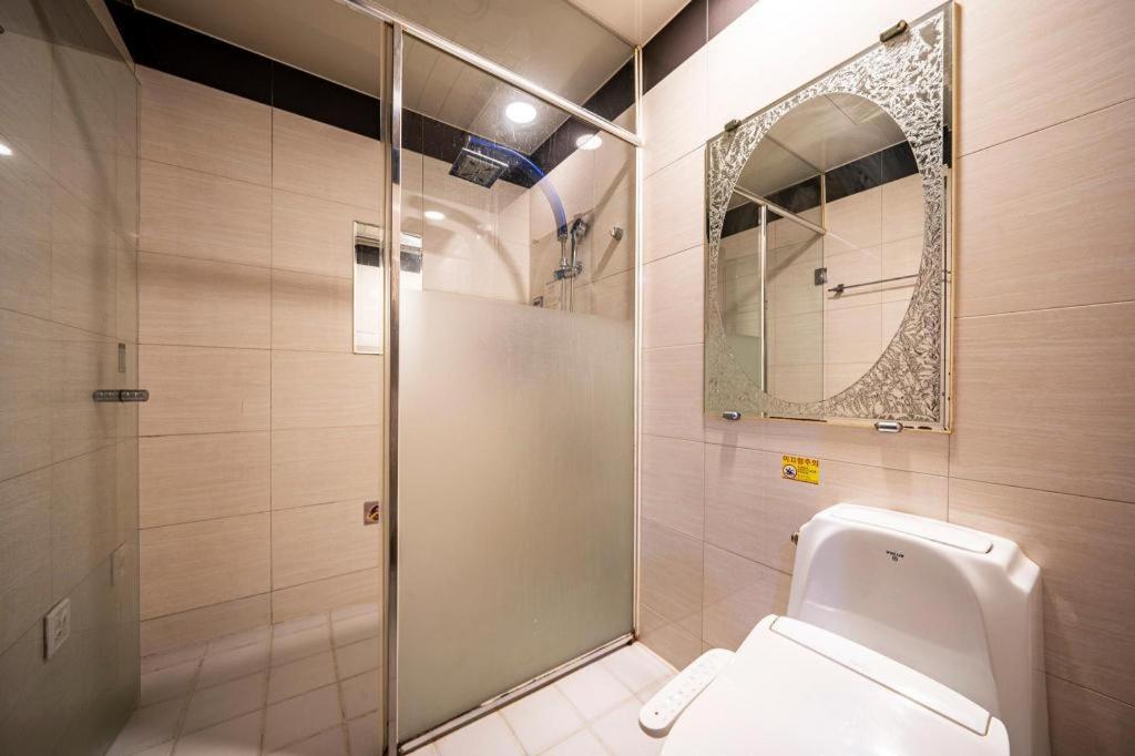 Sky Hotel Чханвон Экстерьер фото